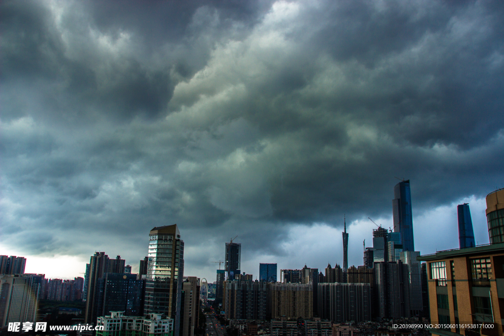 黑云布满的珠江新城