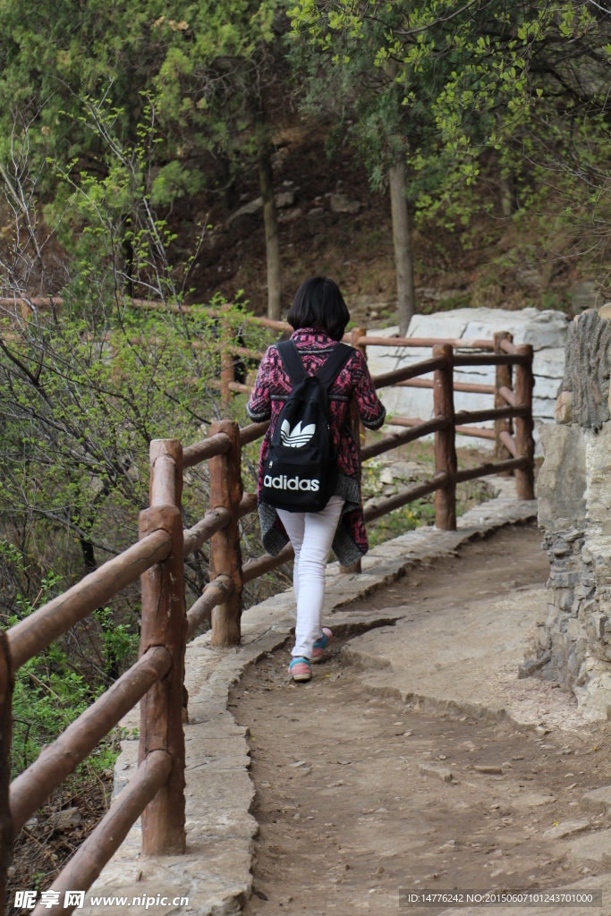 走在小路上