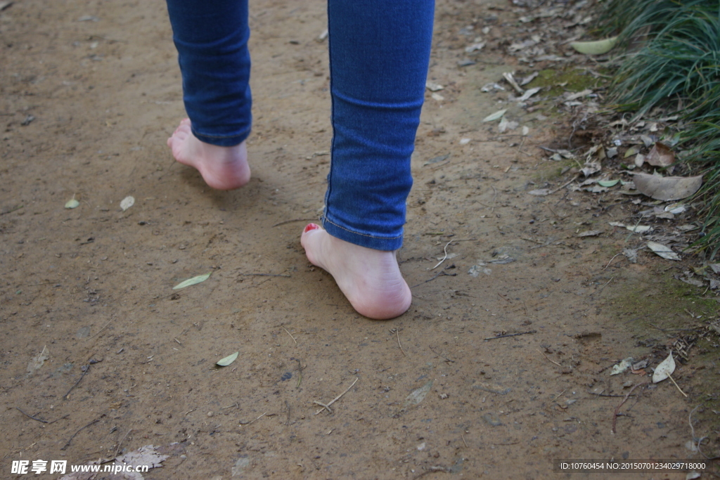 泥地光脚走路的美女