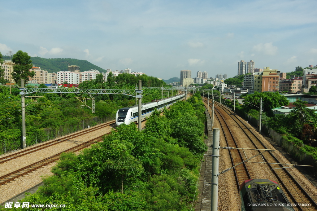 高速铁路 列车穿梭