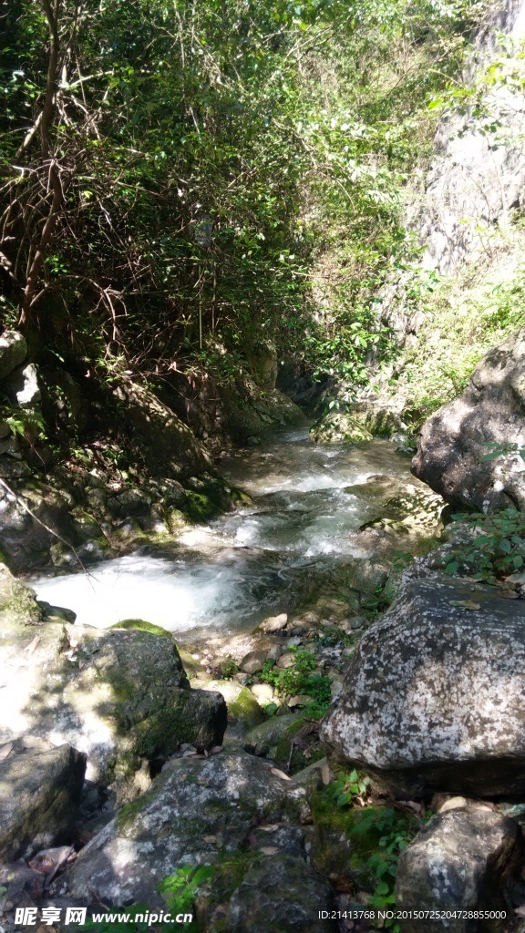 深谷小溪