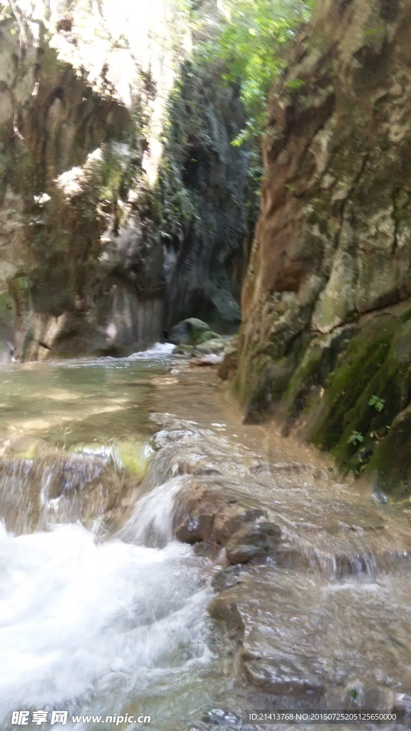深谷小溪