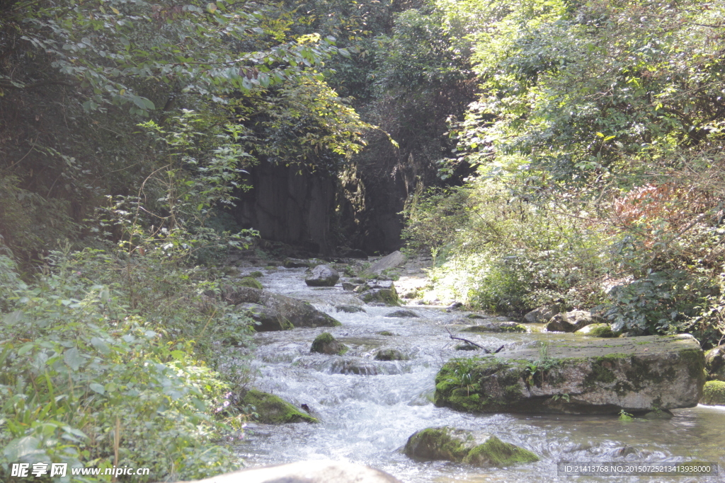 深谷小溪