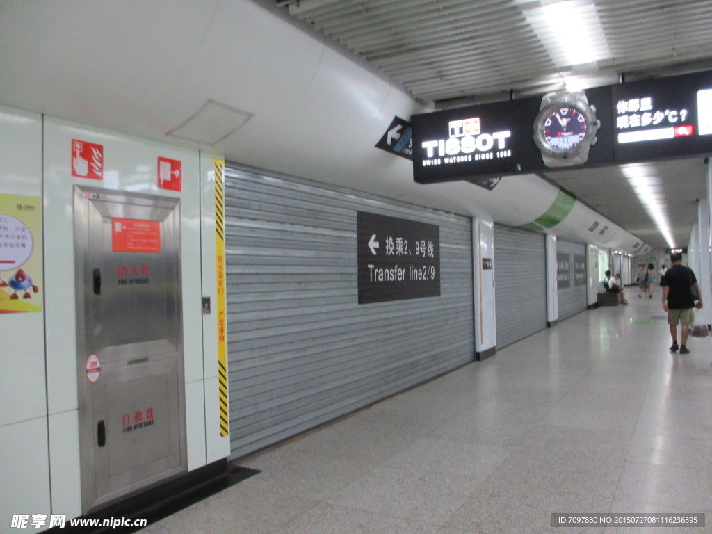 上海地铁站     卷帘门