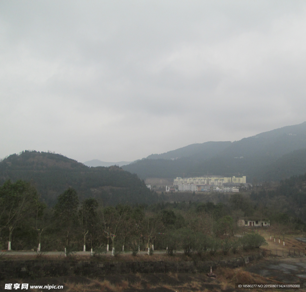 遠山房舍