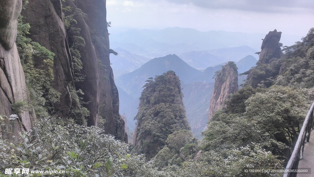 山頂上的尖石