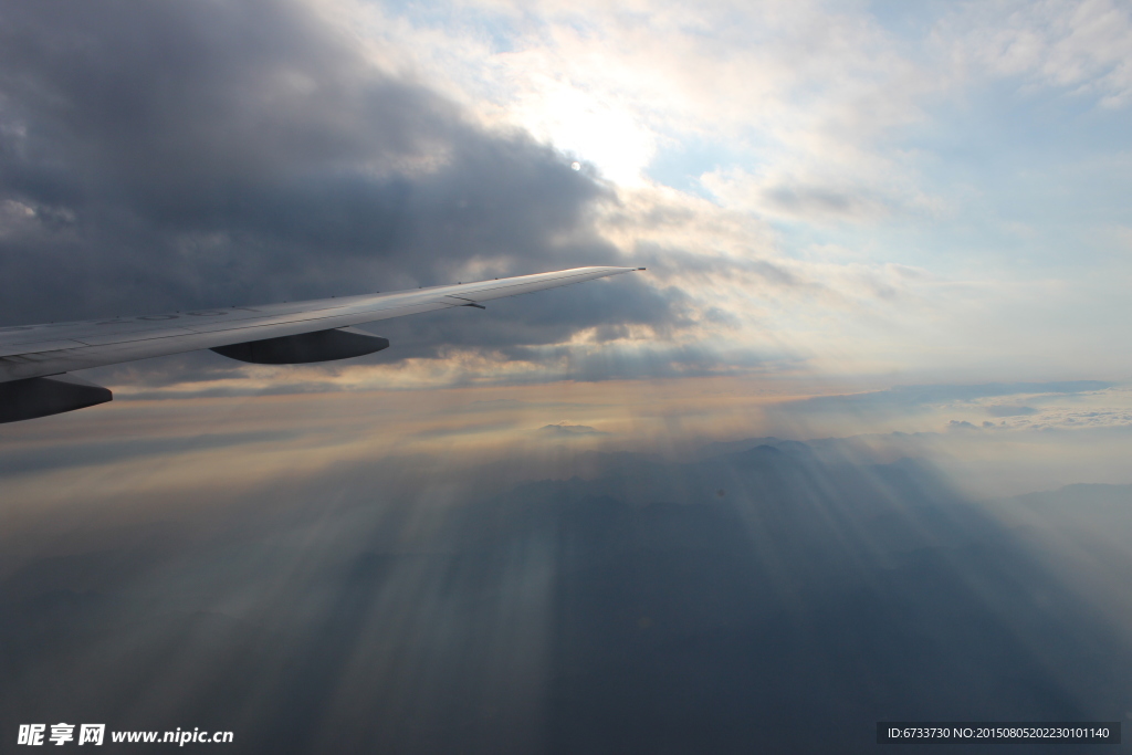 飞机穿透乌云见阳光
