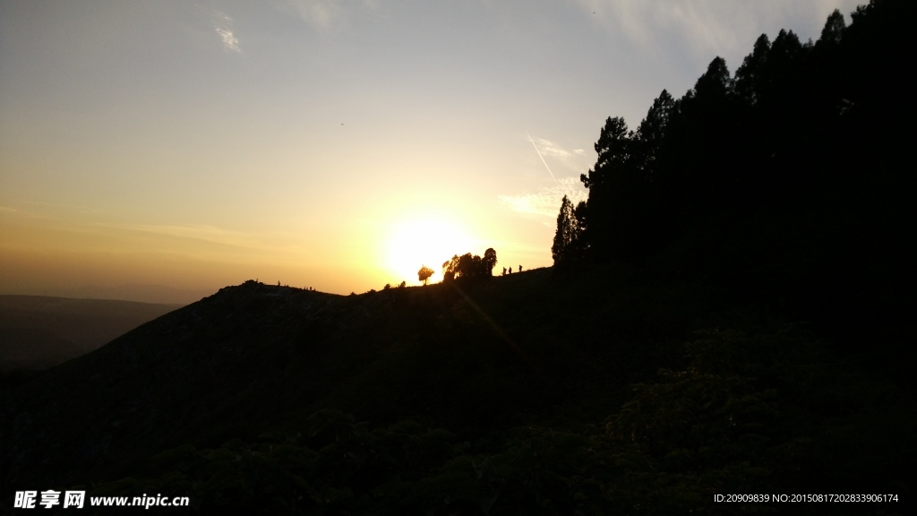 夕陽下的山坡