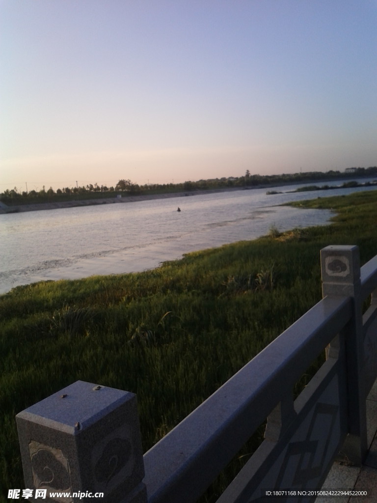 河岸夜景
