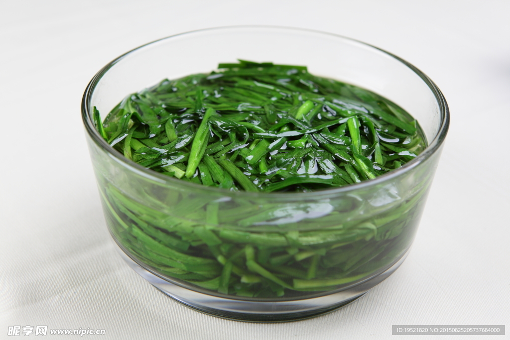 汆湯韭菜