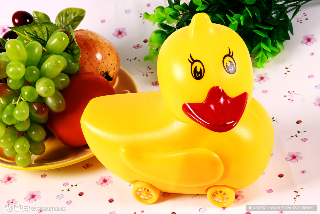 玩具鸭与水果