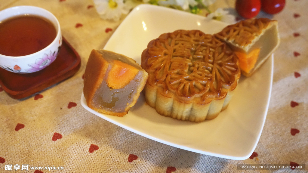 蛋黃純蓮蓉月餅 切片