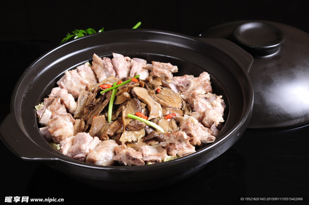 牛肝菌仔排煲