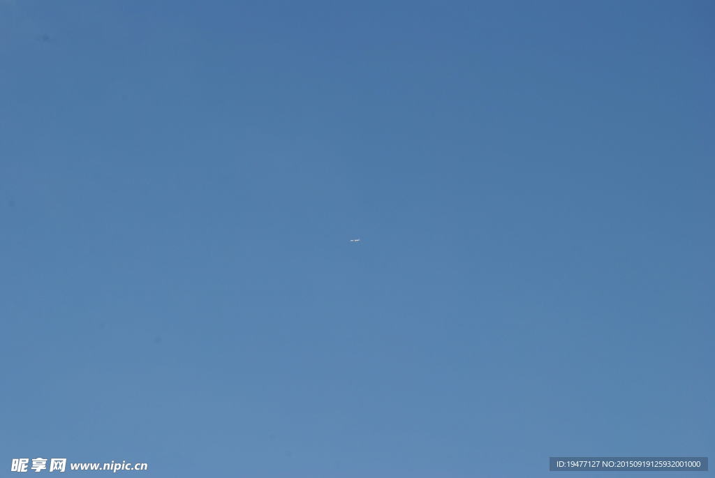 純藍天空背景