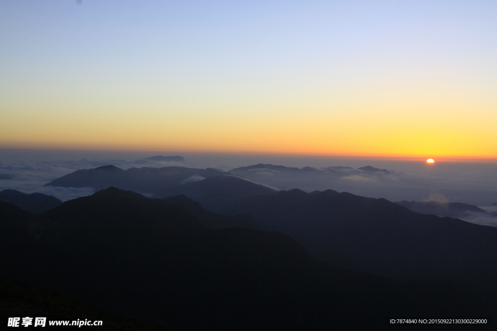 夕陽下的轎頂山風光