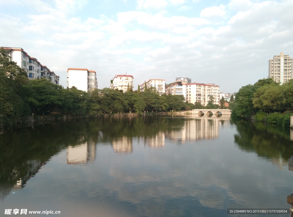 藍天背景  湖背景圖