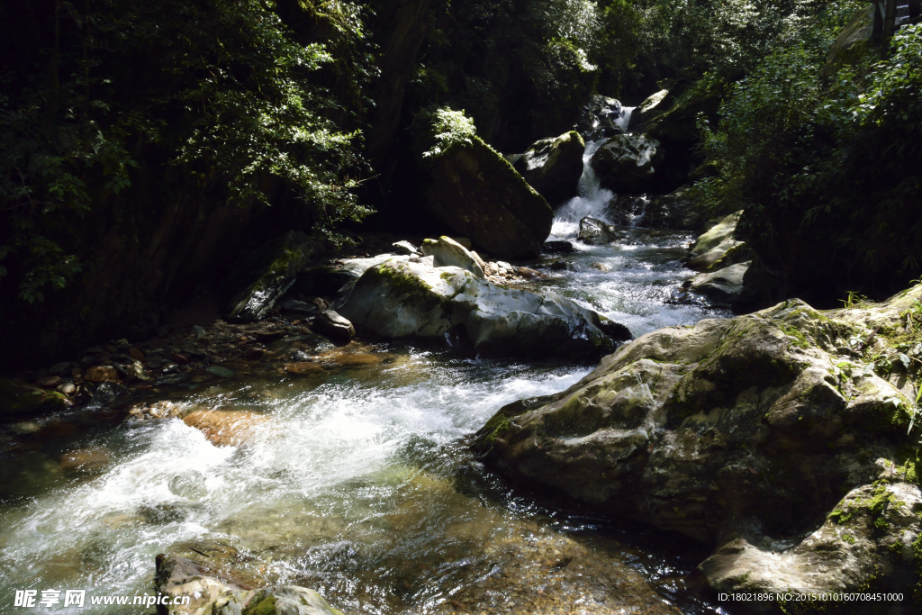 山林小溪