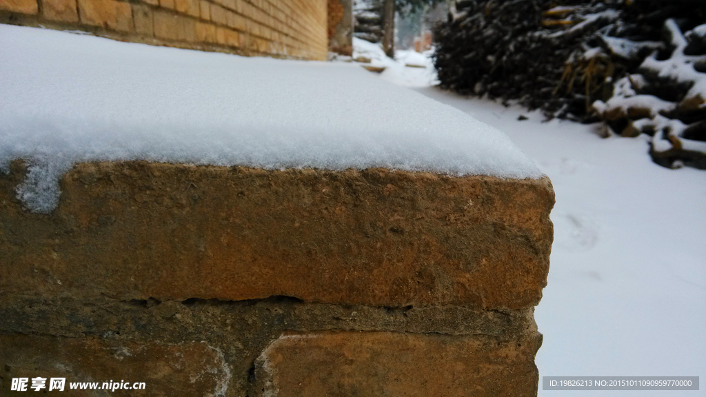 石頭上的積雪  雪特寫