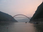 夕阳下的巫山长江大桥