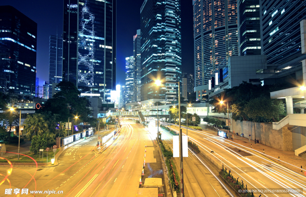 繁華都市夜景車流