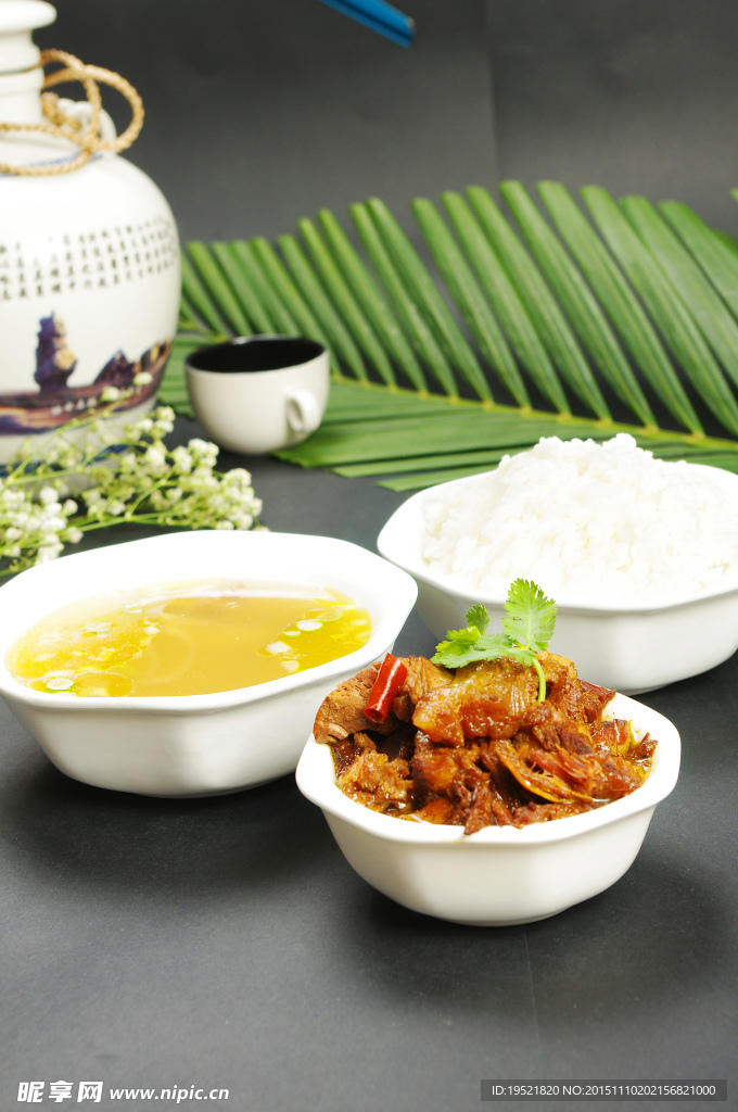 一碗湯牛肉飯