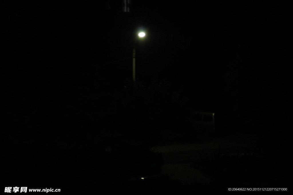 夜晚的路燈