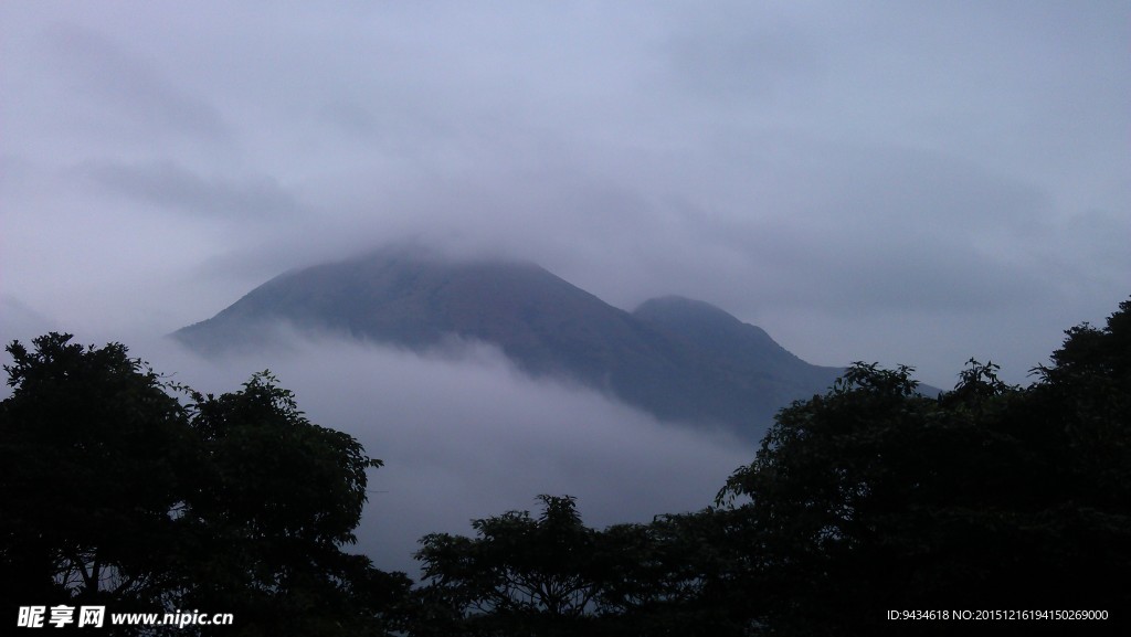 山色 朦朧