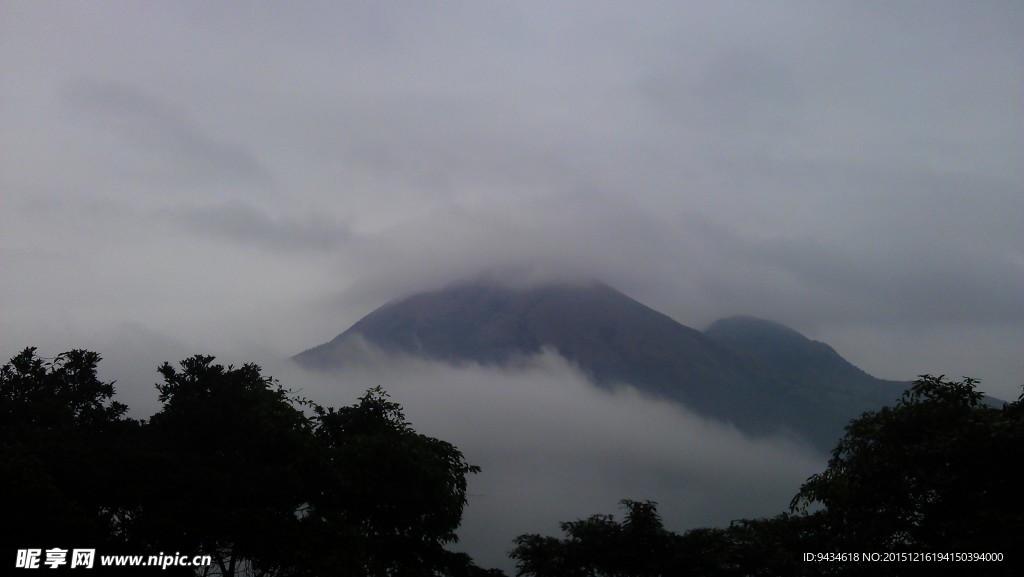 山色 朦朧