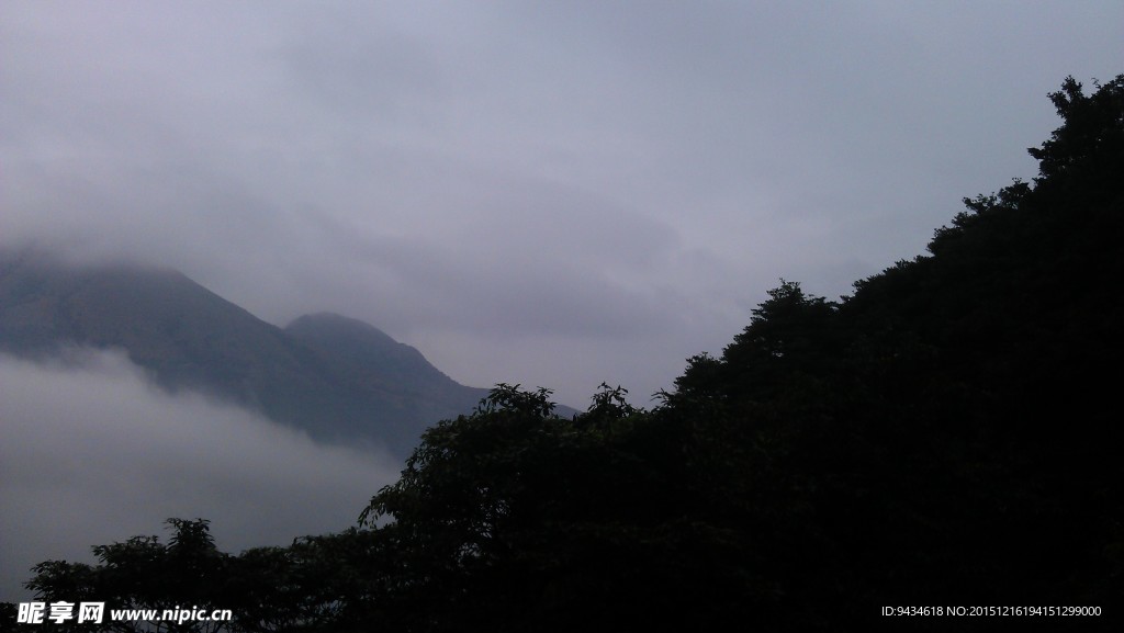 山色 朦朧