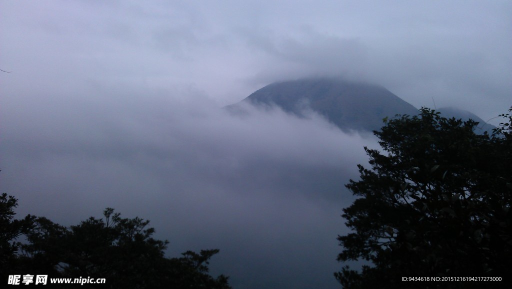 山色 朦朧