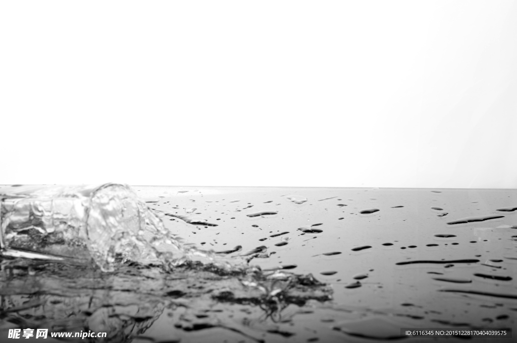 水撒了一桌子