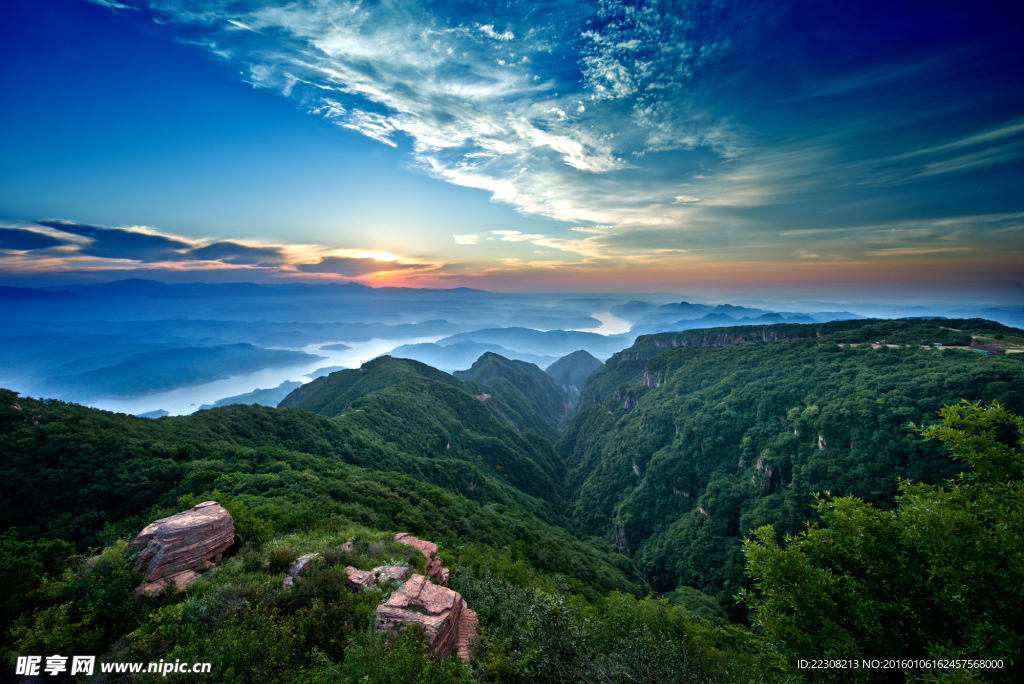 春景山峰