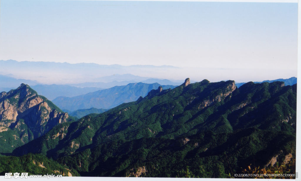 春天山峰
