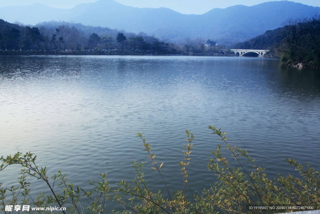 山水湖景