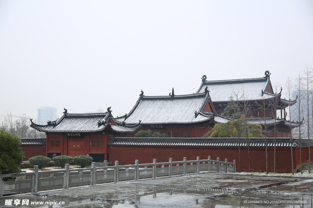雪中的寺廟