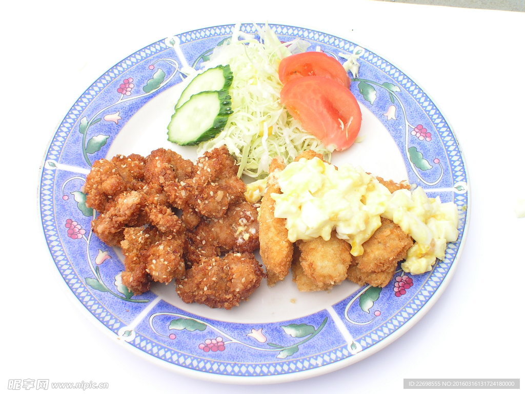 雞肉和炸魚排拼盤