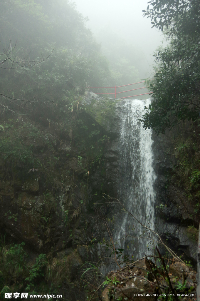 高山瀑布 峡谷雨雾