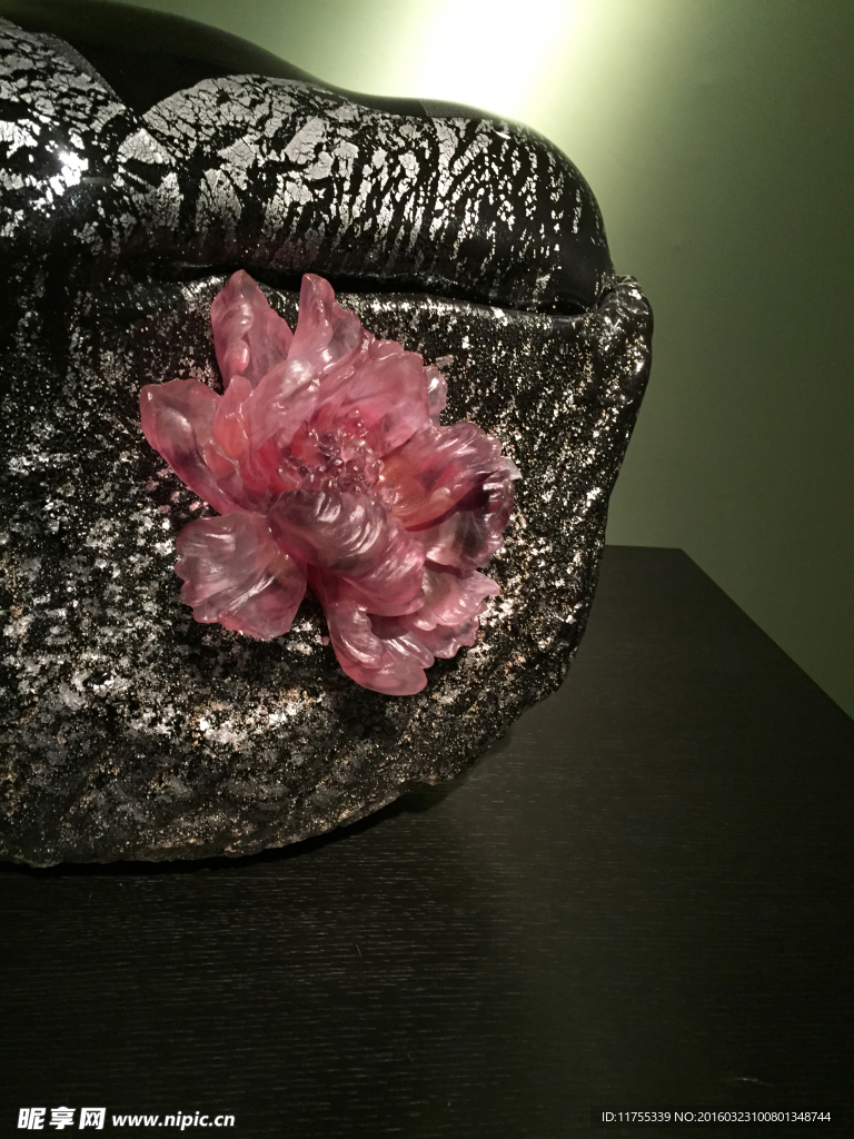 花開(kāi)石上