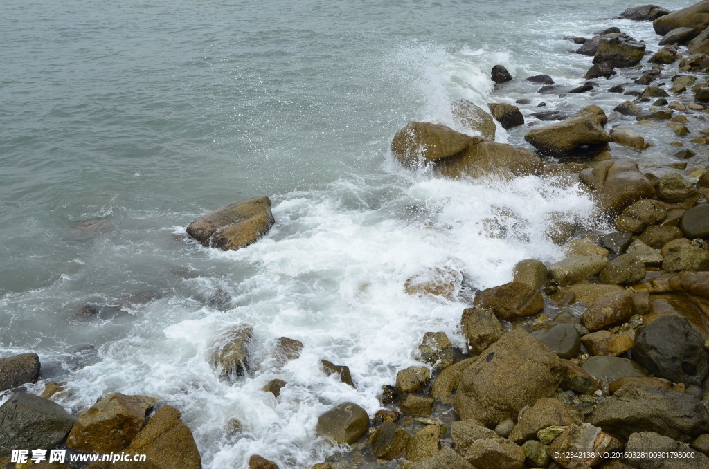 海邊浪花石頭