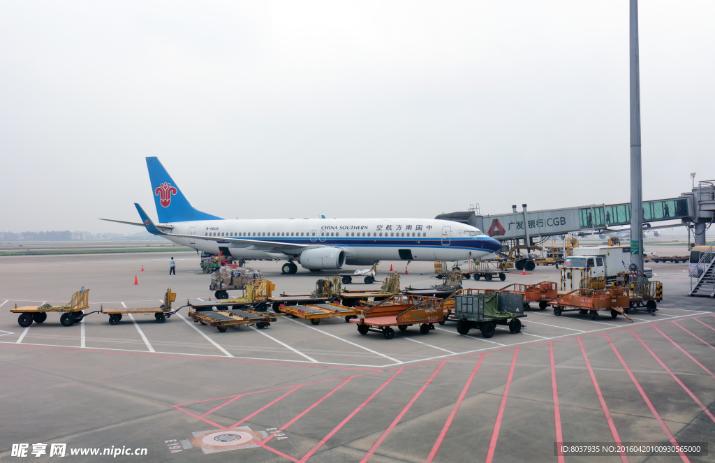 飛機卸載行李
