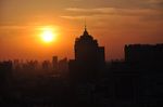 傍晚夕陽下的城市