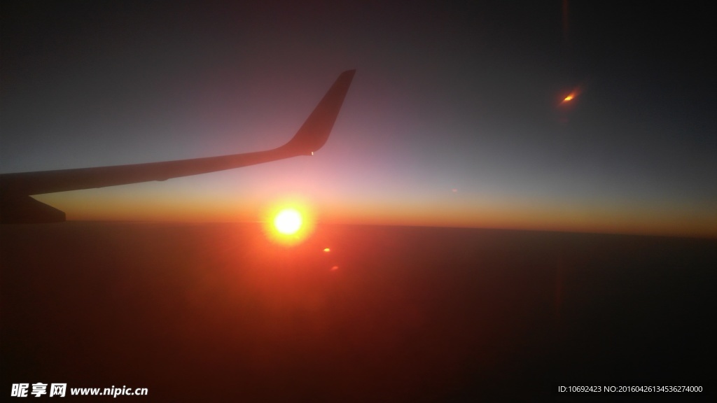 飞机上的日出