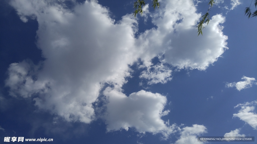 白云外的天空