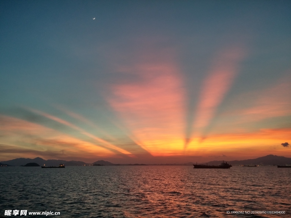 射線夕陽海面