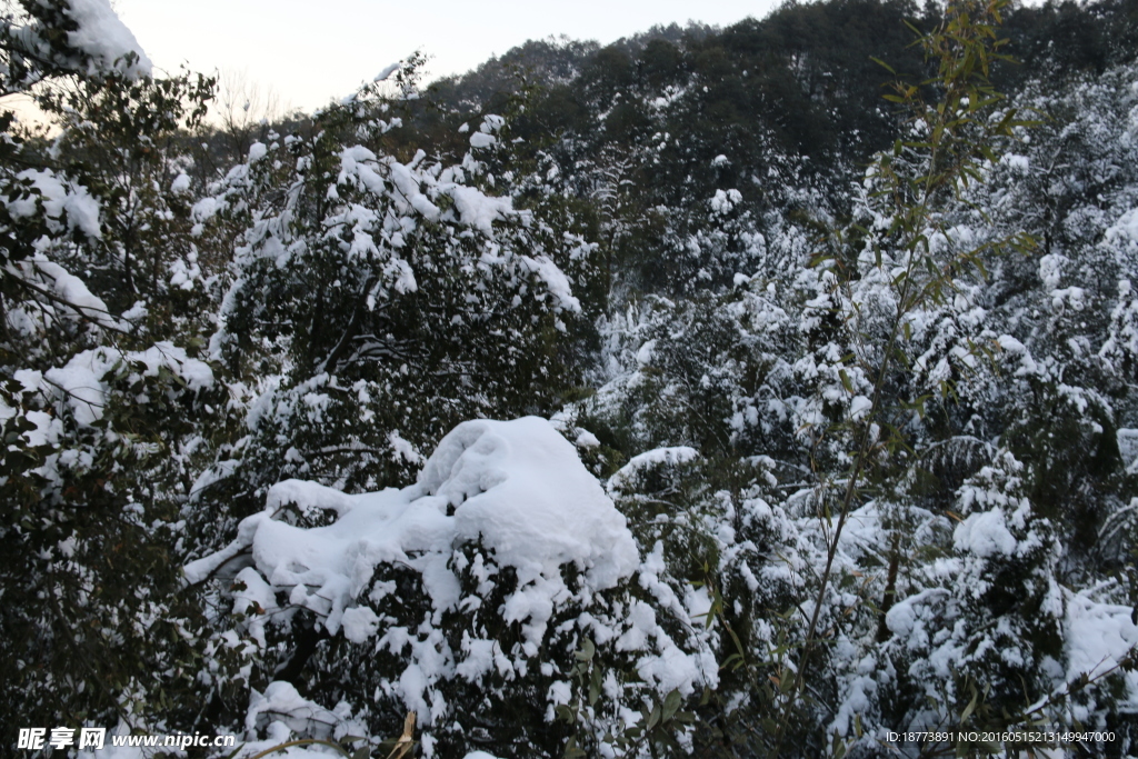 山峰雪景