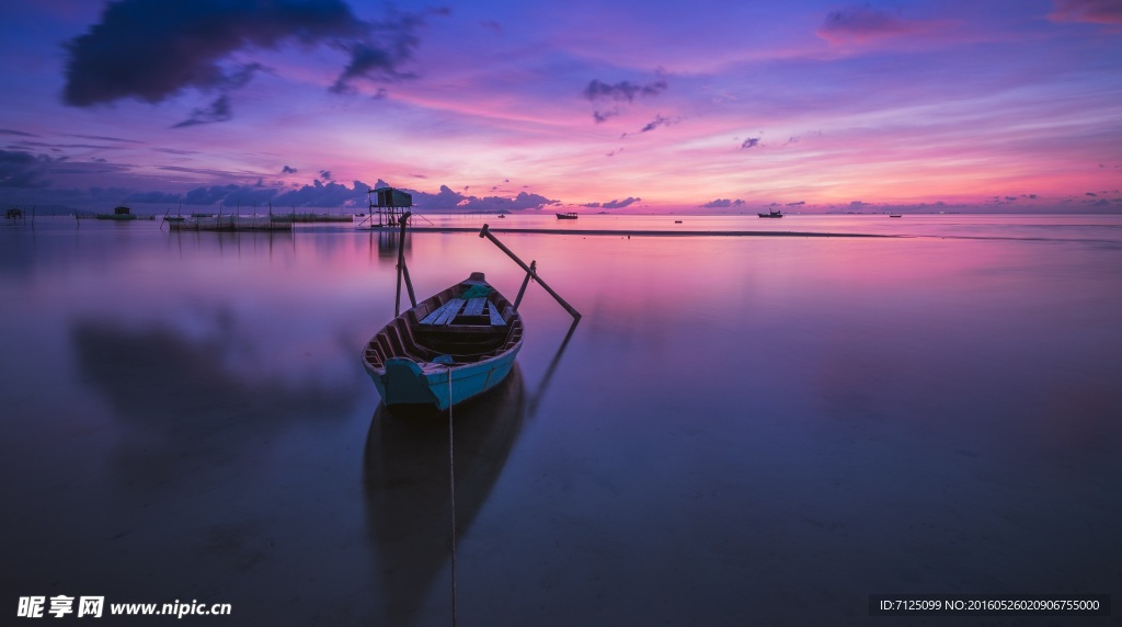 黃昏海面小船