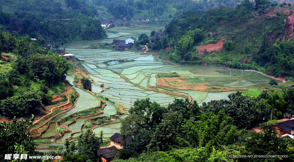 盆地 山峰 房屋