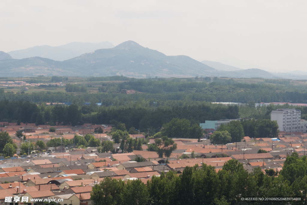 村莊和遠(yuǎn)山