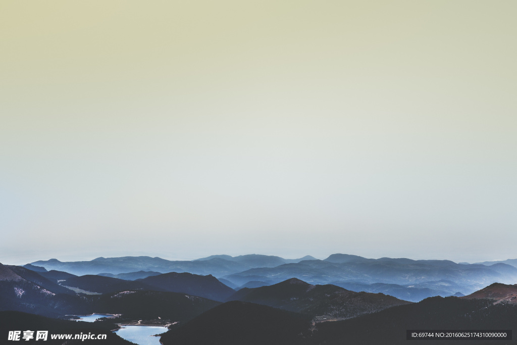 遠眺群山