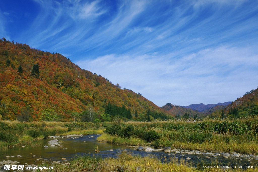 藍天白云高山小河
